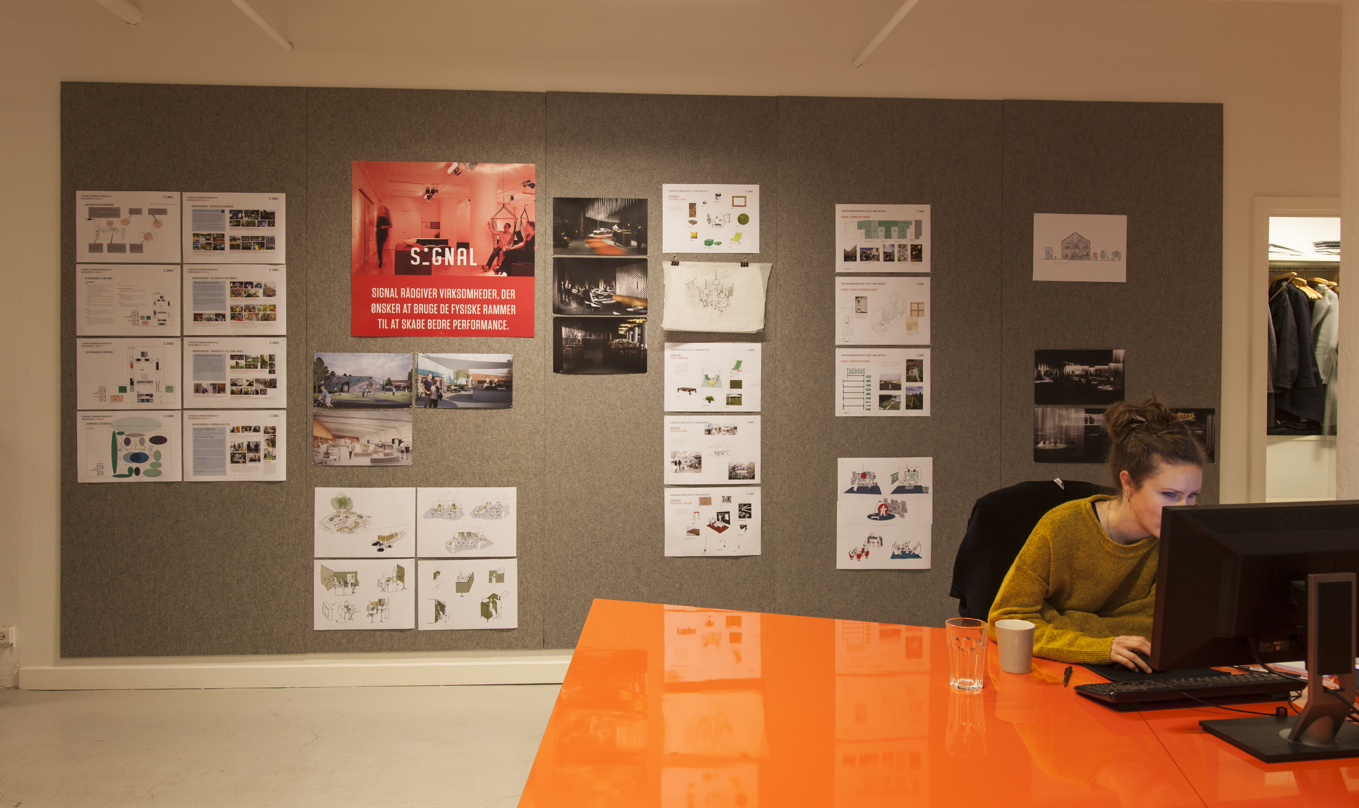 Pindot opslagstavle med filt på kontor (1)